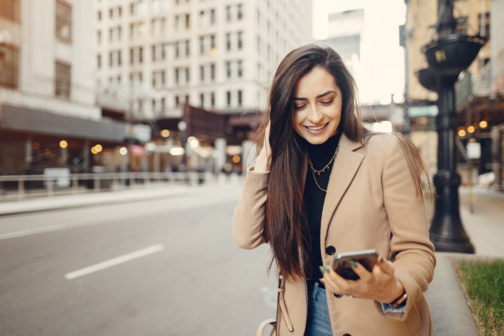 Mulher na rua usanso chip internacional eua